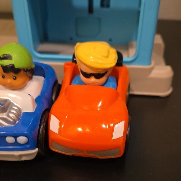 Little People Helpful Neighbors Car Garage Ramp with 7 Wheelie Cars - Picture 5 of 9